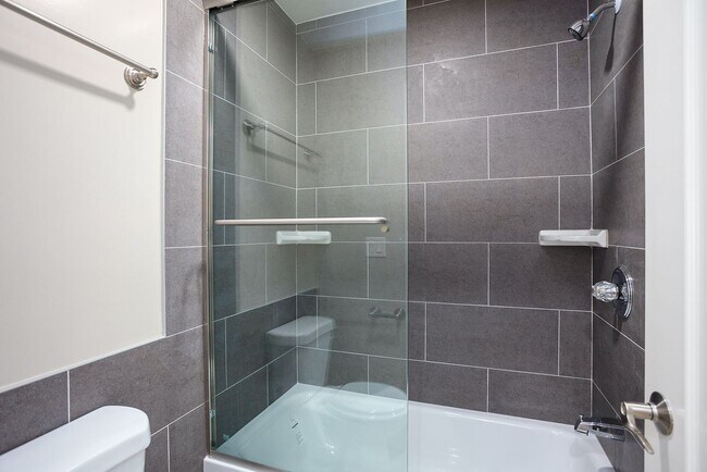Building Photo - Newly Renovated 2 Bed + 2 Bath Condo in Pr...