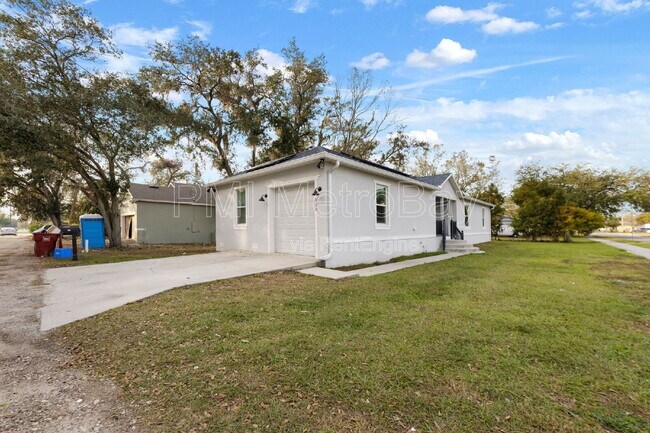 Building Photo - 902 W Alsobrook St