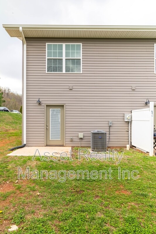 Building Photo - 910 Warrior Hill Dr