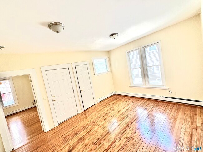 Building Photo - 429 Baldwin St