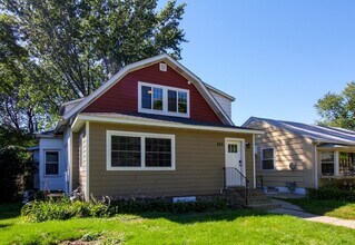 Building Photo - Recently renovated  7 bedroom house