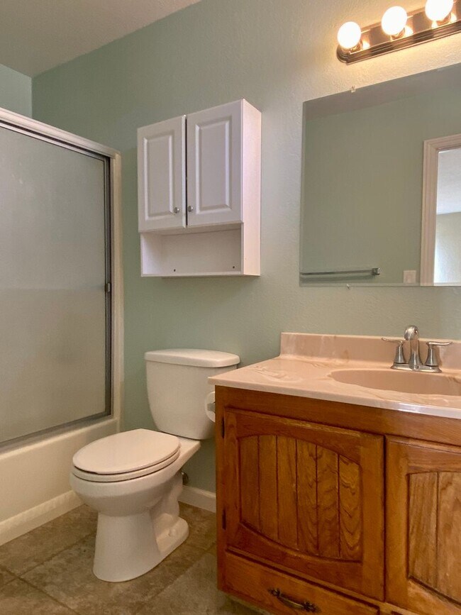 Building Photo - AVAILABLE NOW!!