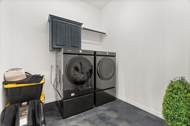 Building Photo - 372 Hollister Dr