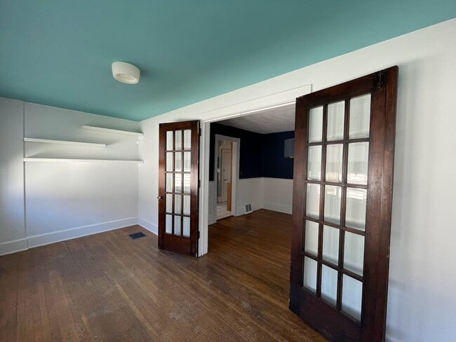 Building Photo - Three bedroom one bathroom home for rent