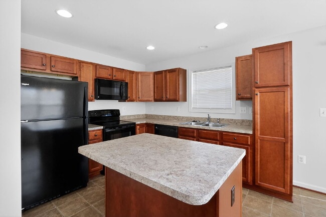 Building Photo - Welcome to a gorgeous end unit townhouse, located in the Heather Hills community.