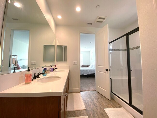 Building Photo - Upgraded Buellton End-Unit With Yard