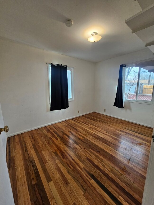 Building Photo - Cozy 2 bedroom for Rent on Rockwood Avenue