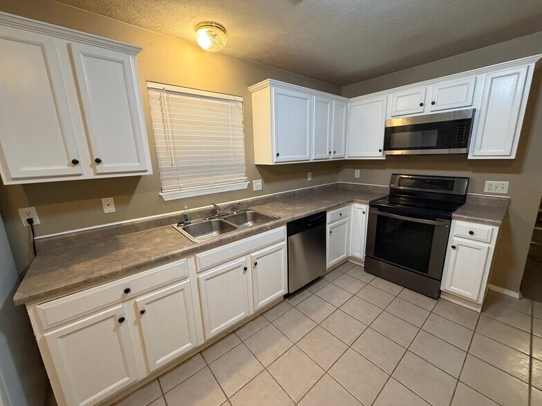 Building Photo - 4361 W La Siesta St
