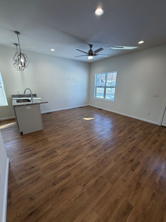 Building Photo - 3 Bedroom | 2 Bathroom | 1 Car Garage | Springfield MO!