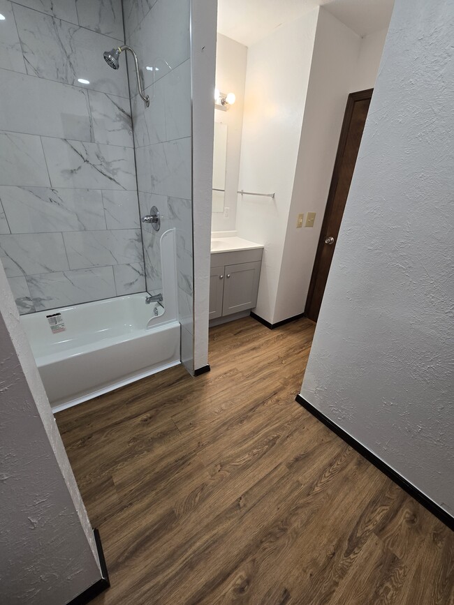 Building Photo - 513 N Roosevelt Ave