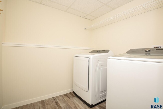 Building Photo - 1600 East 69th St N