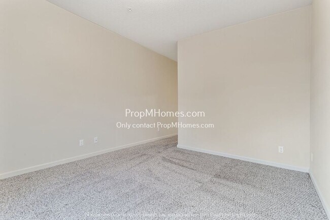 Building Photo - Beautiful Must See Two Bedroom Condo in Ce...