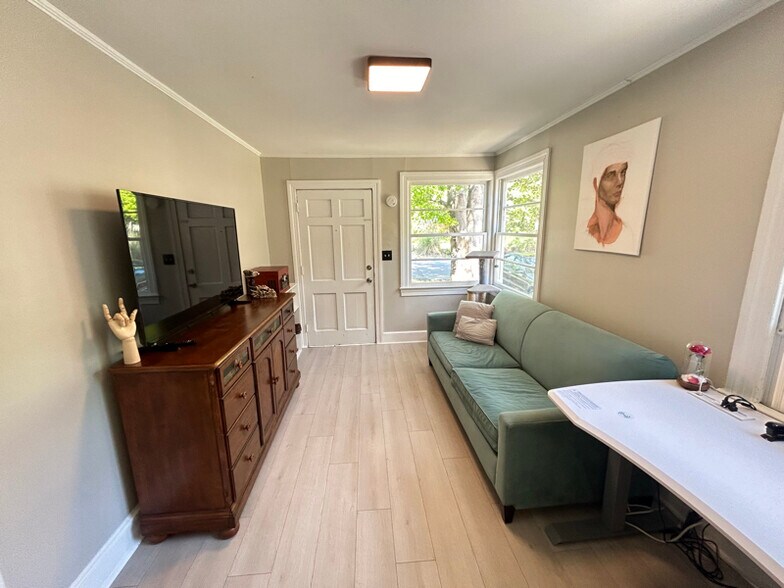 Building Photo - 1102 Rumar St