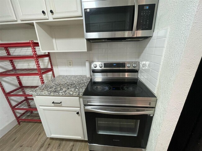 Building Photo - 411 Guyer St