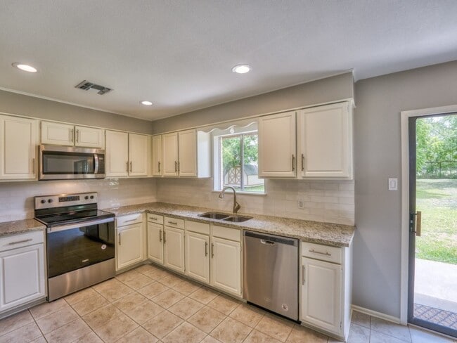 Building Photo - 207 McGee Trail