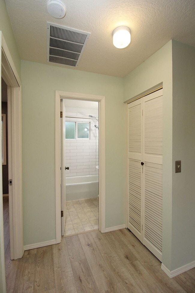 Building Photo - 224 NE 127th Ave