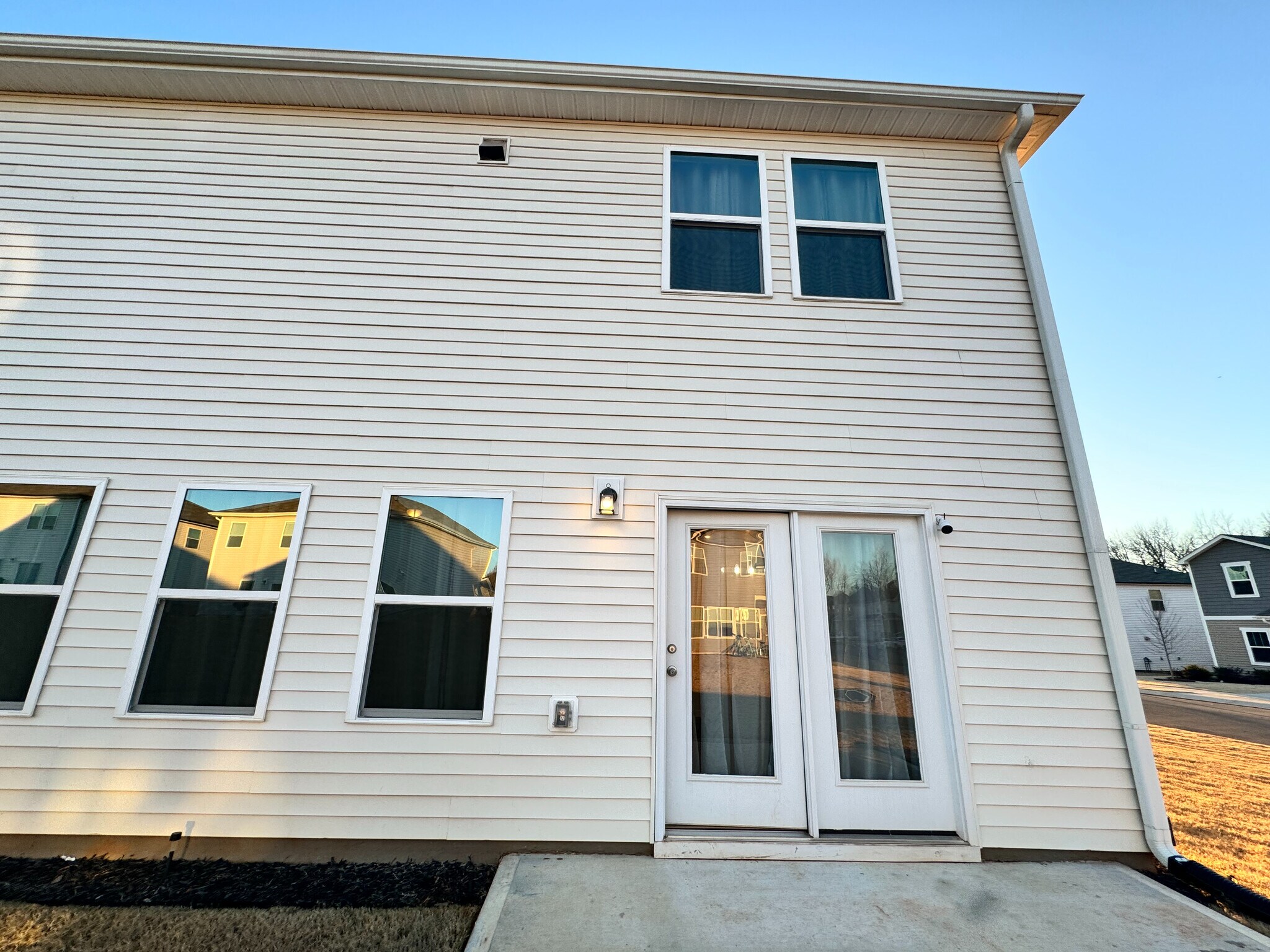 Building Photo - Room in House on Bedrock Rd