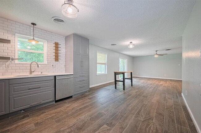 Building Photo - 9011 Bintliff Dr