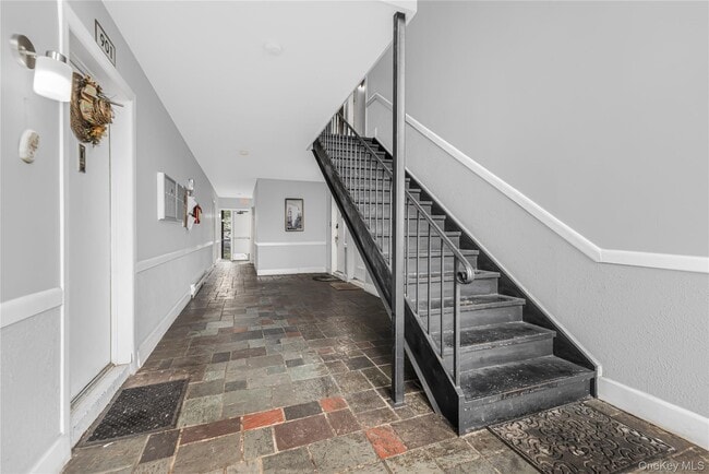 Building Photo - 914 Old Country Rd