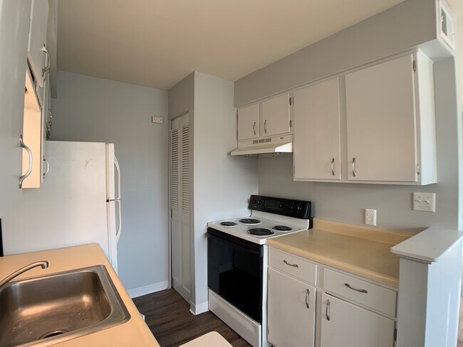 Building Photo - Somerset Villa