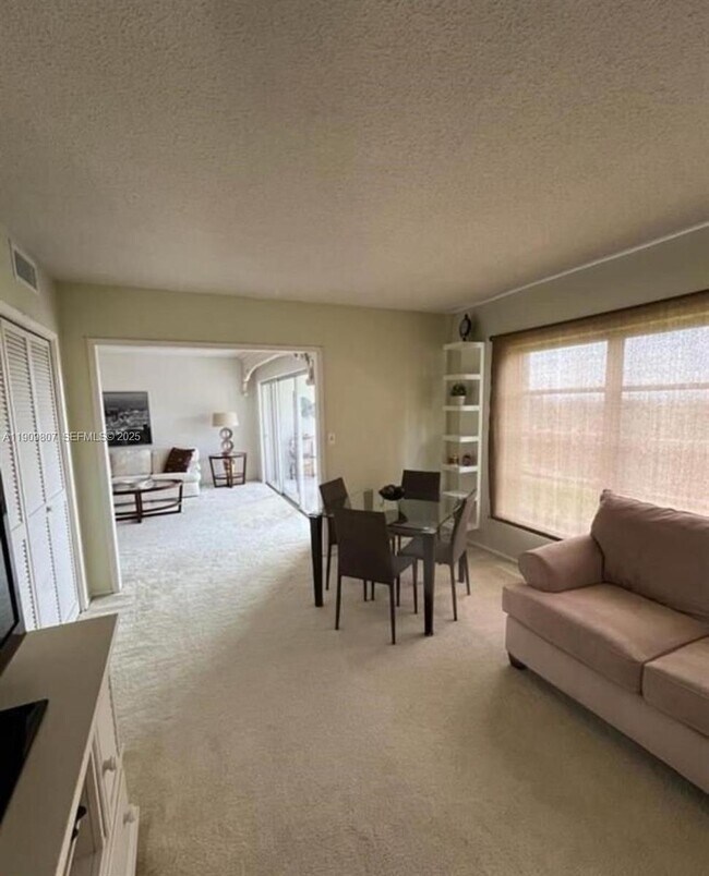 Building Photo - 3150 N Palm Aire Dr