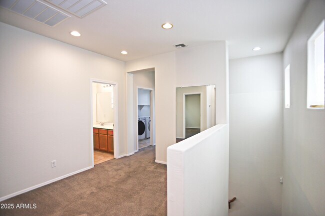 Building Photo - 1090 W Caroline Ln