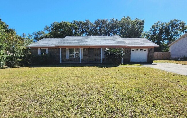 Building Photo - Open Floorplan, 3BD/3Bath with a Huge Sunr...