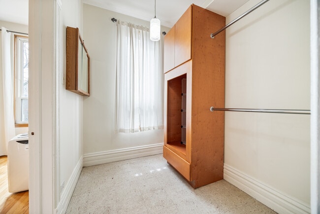 Building Photo - 1848 W Wabansia Ave