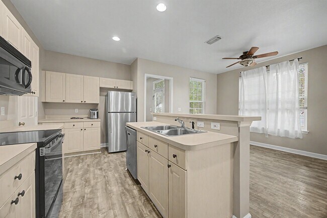 Building Photo - 3977 Four Oaks Blvd
