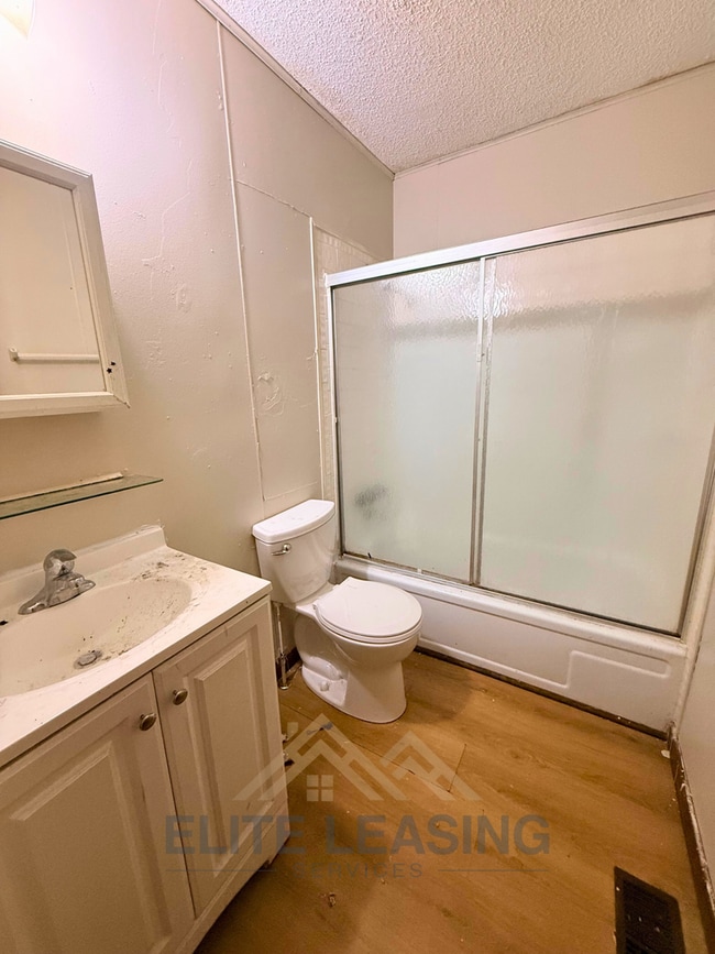 Building Photo - 2 Bedrooms | 1 Bathroom | Partial Fenced Yard