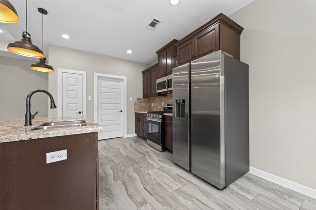 Building Photo - 1107 Lyle W Ave