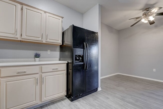 Building Photo - 855 N Stephanie St