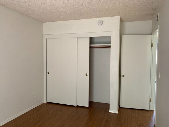 Building Photo - Awesome PL Location! Exclusive Garage! Balcony!