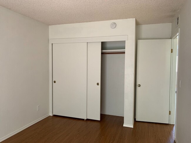 Building Photo - DOUBLE Car Garage! Balcony! Walkable to Restaurants!