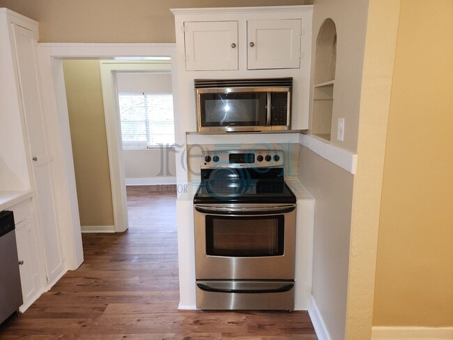 Building Photo - Addorable Newly Updated 3 Bedroom 2 Bathroom Hillcrest Cottage Minutes From UAMS!!!