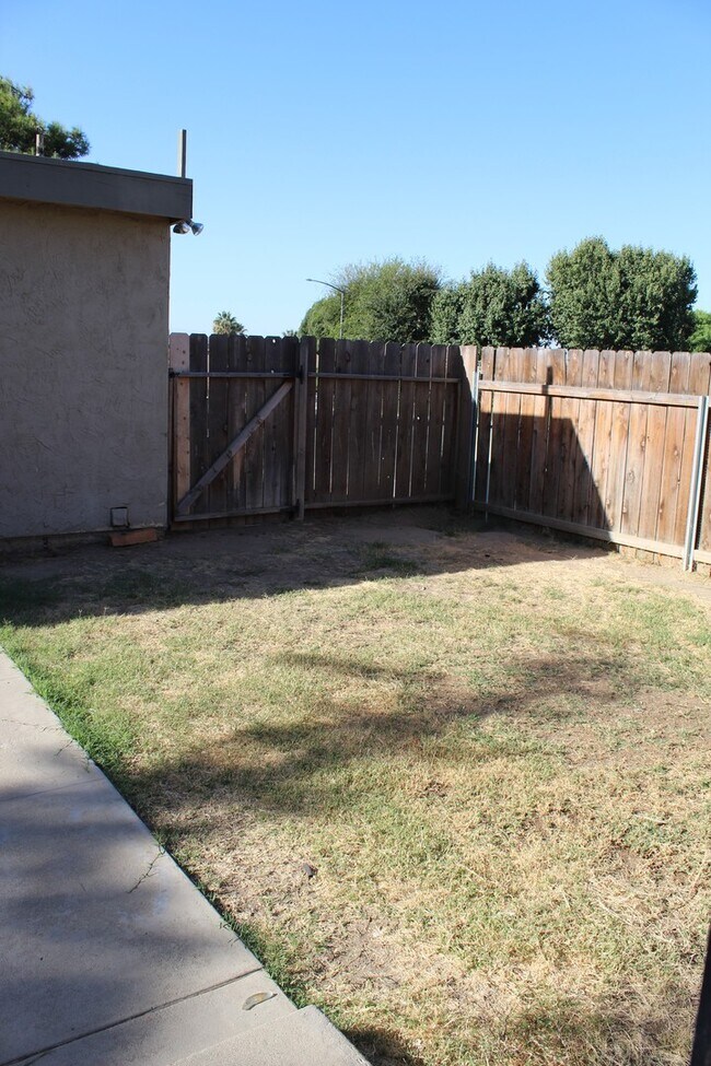 Building Photo - 449 W China Grade Loop