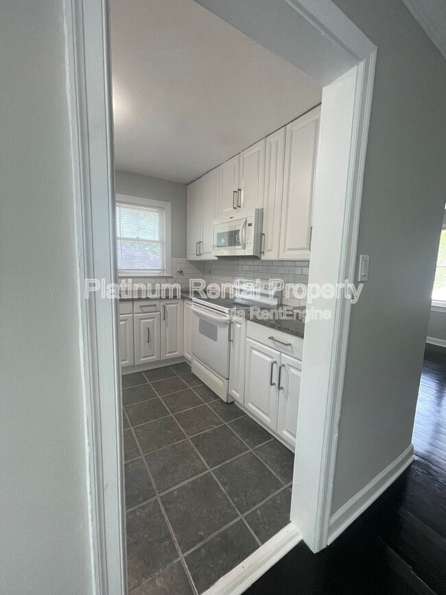 Building Photo - 3485 Maplehurst Dr