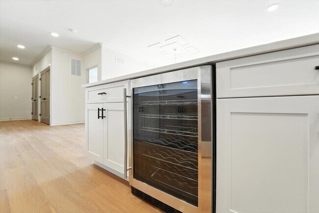 Building Photo - 440 NORTH Ave E