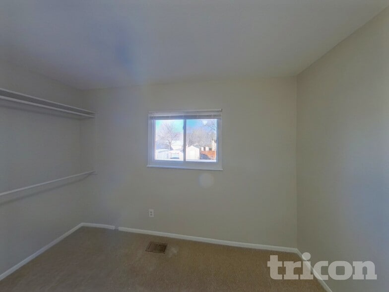 Building Photo - 3015 Moonbeam Cir N