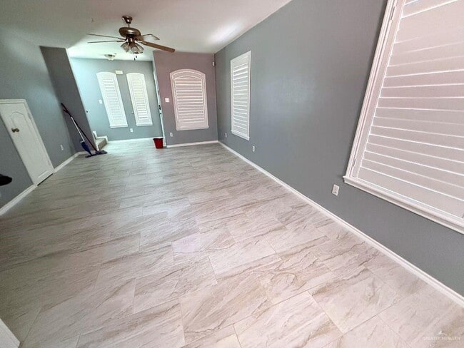 Building Photo - 6 S 48th Ln