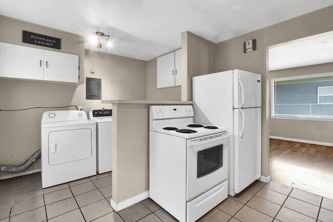 Building Photo - 1131/1133 W Ivy Ave