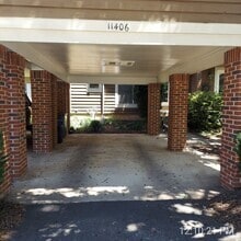 Building Photo - Spacious And Sun-Filled 3 Bedroom 2.5 Bath...