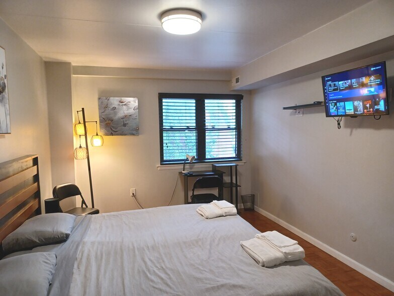 Another view of the master bedroom - 516 S 12th St