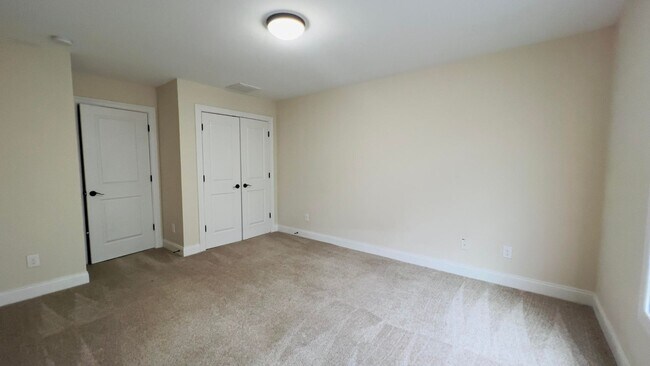 Building Photo - 4 bedroom 2.5 bathroom townhome located in Beaumont Park Townhome