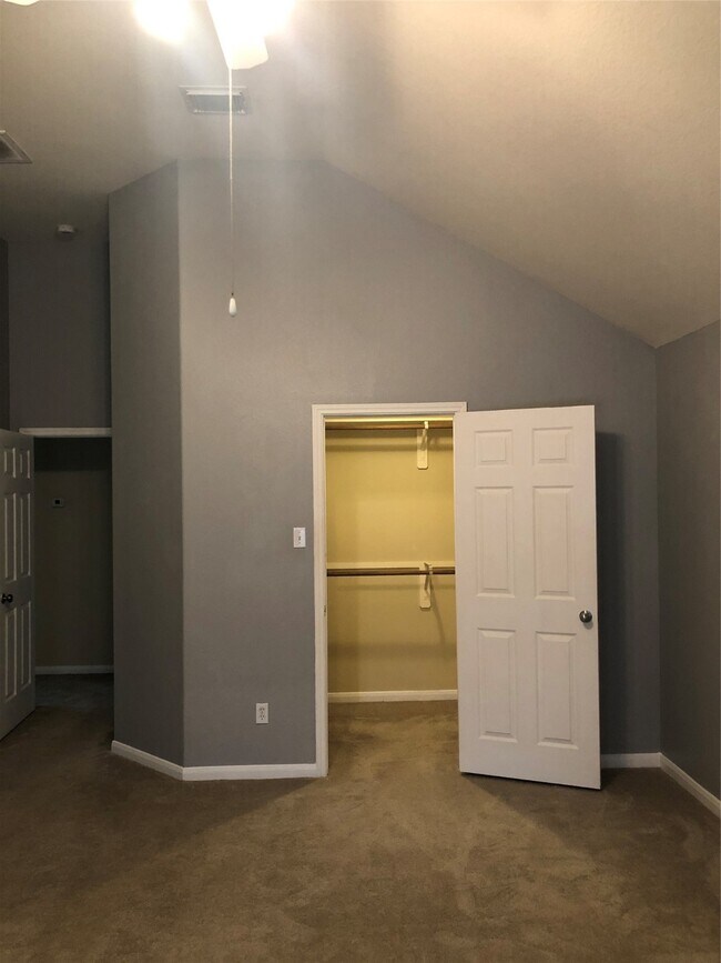 Building Photo - 1211 Colonial Manor Dr