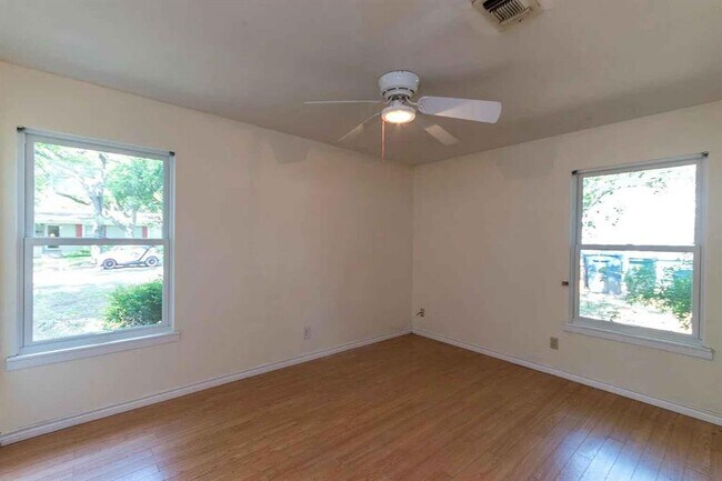 Building Photo - 1207 Fieldcrest Dr