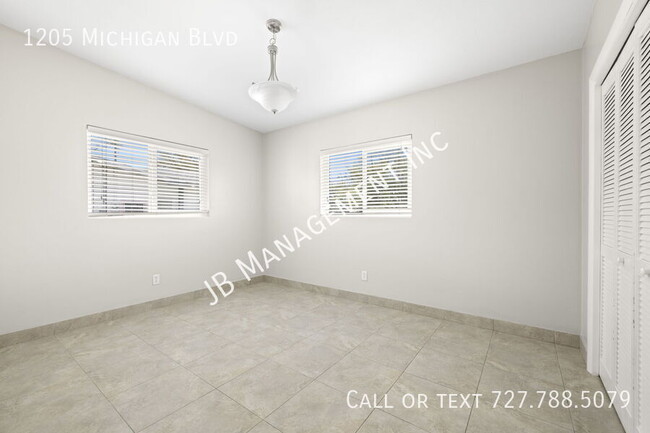 Building Photo - Available Now!! 3/2/2 Spacious home!