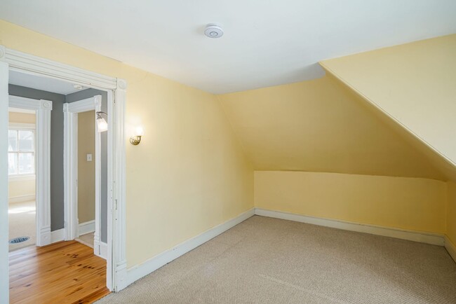Building Photo - Stunning 4-Bedroom Townhouse with Garage and Rooftop Deck! Available late May!