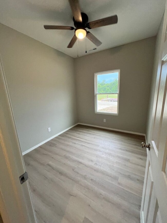 Building Photo - 4 bedroom 2 bath Bolivar MO