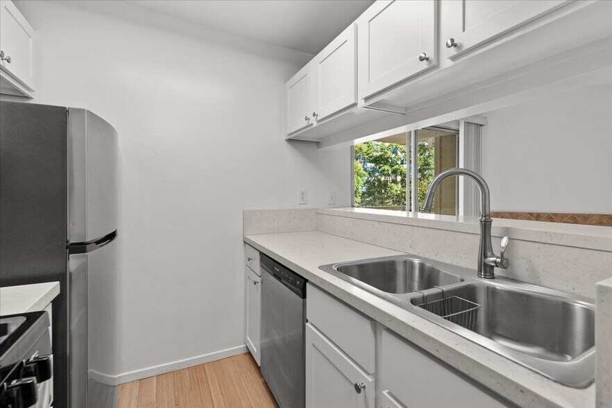 Building Photo - 10960 Ashton Ave